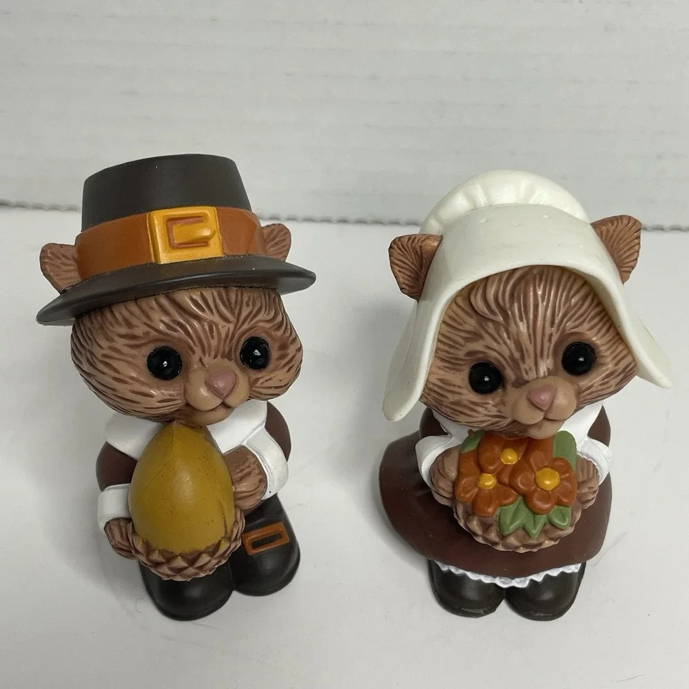 VTG Hallmark Cards Pilgrim Thanksgiving Squirrels Salt & Pepper Shakers 3